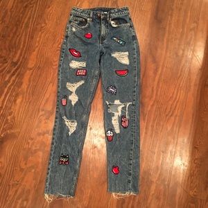 H&M MOM JEANS W/ PATCHES